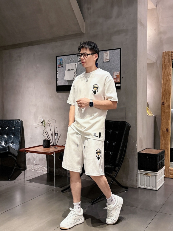 Leisure suit