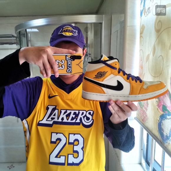 AirJordan1MidSHOES