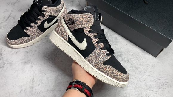 AirJordan1MidSHOES