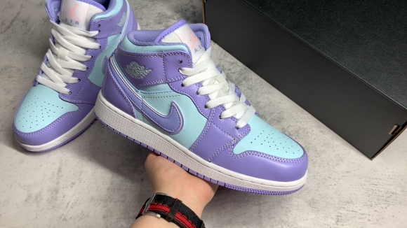 AirJordan1MidSHOES