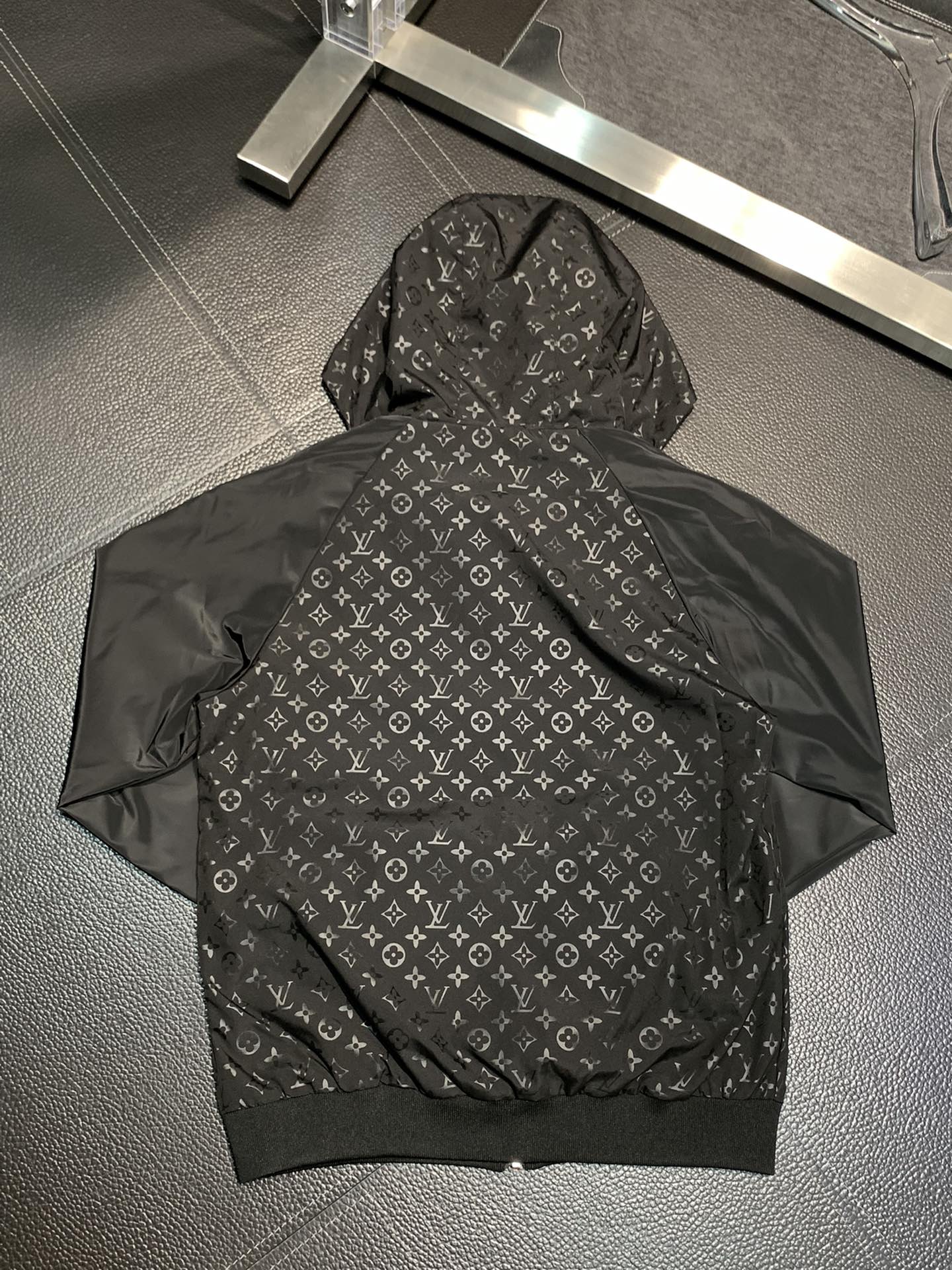 Hoodies & Sweatshirts