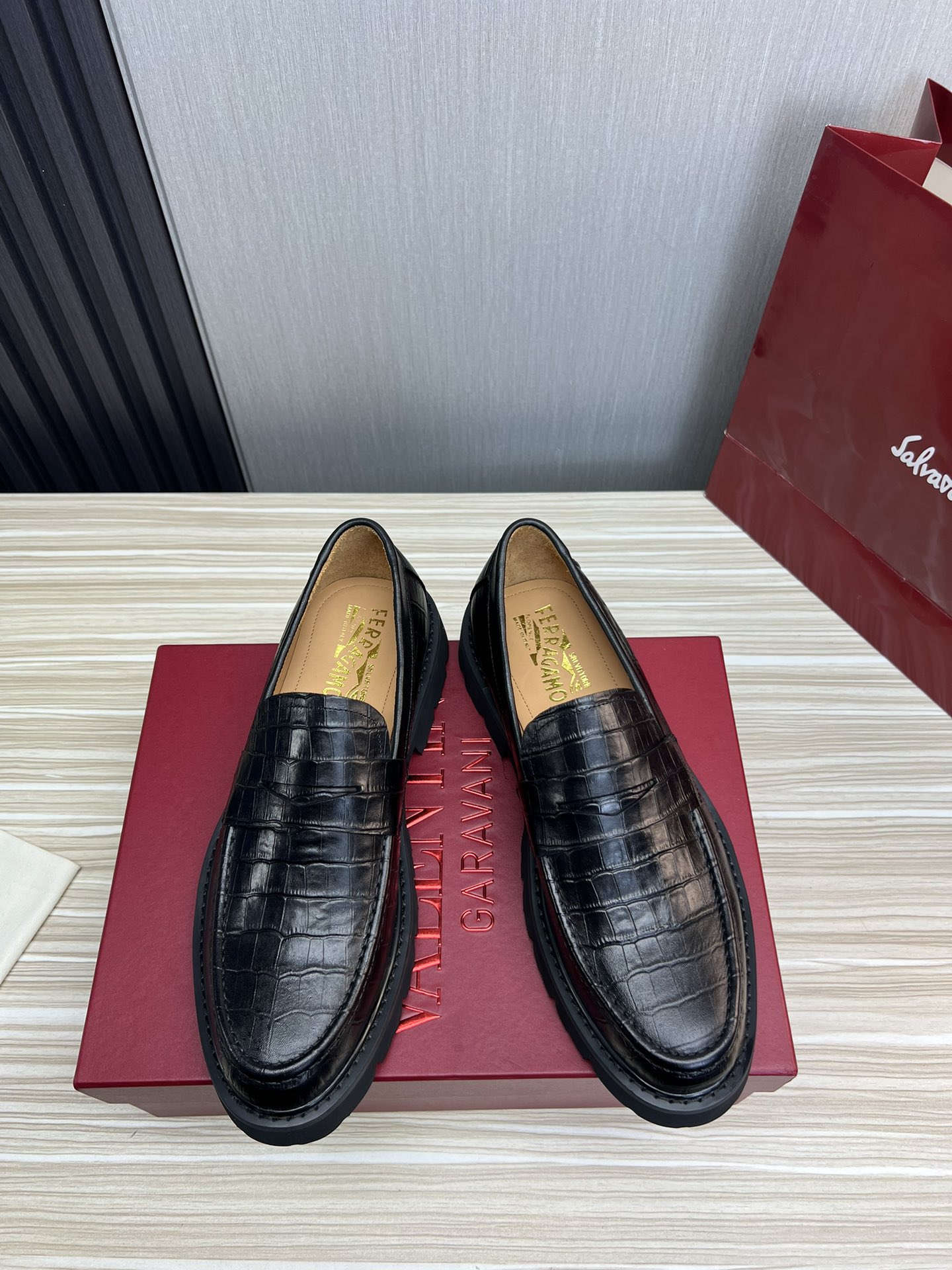 FerragamoSHOES
