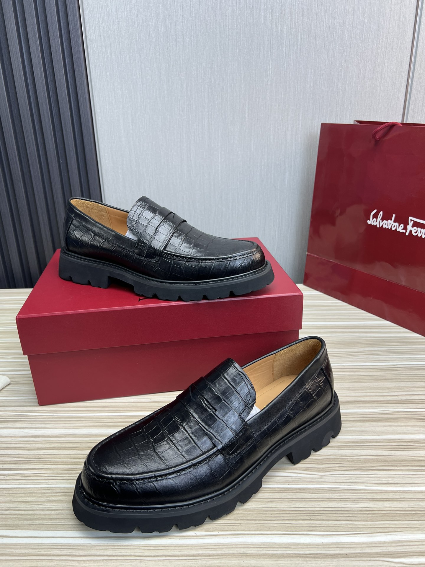 FerragamoSHOES