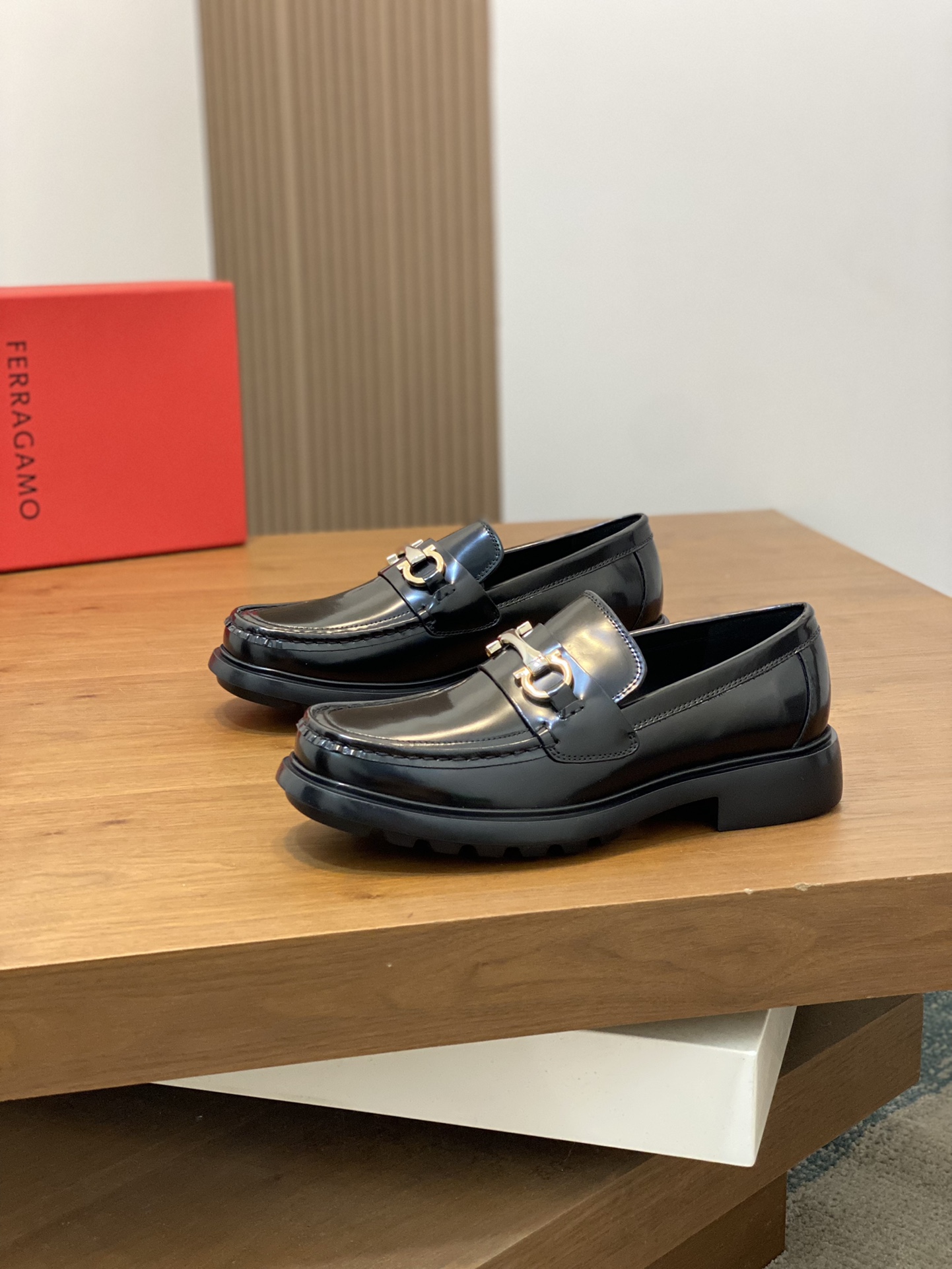 FerragamoSHOES