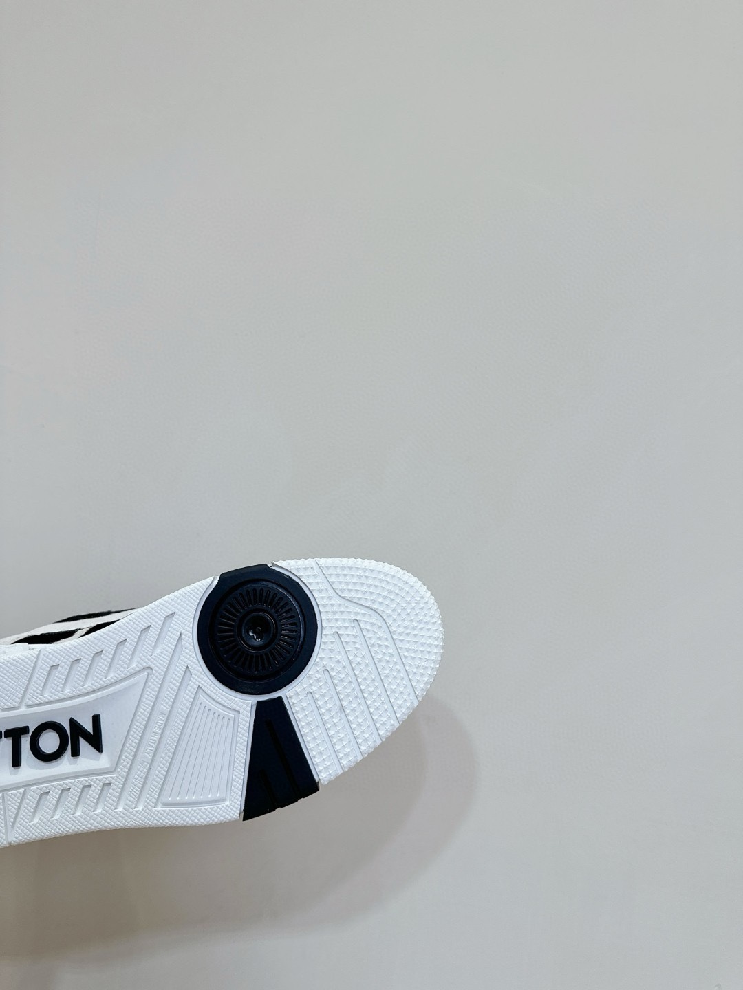 LVShoes