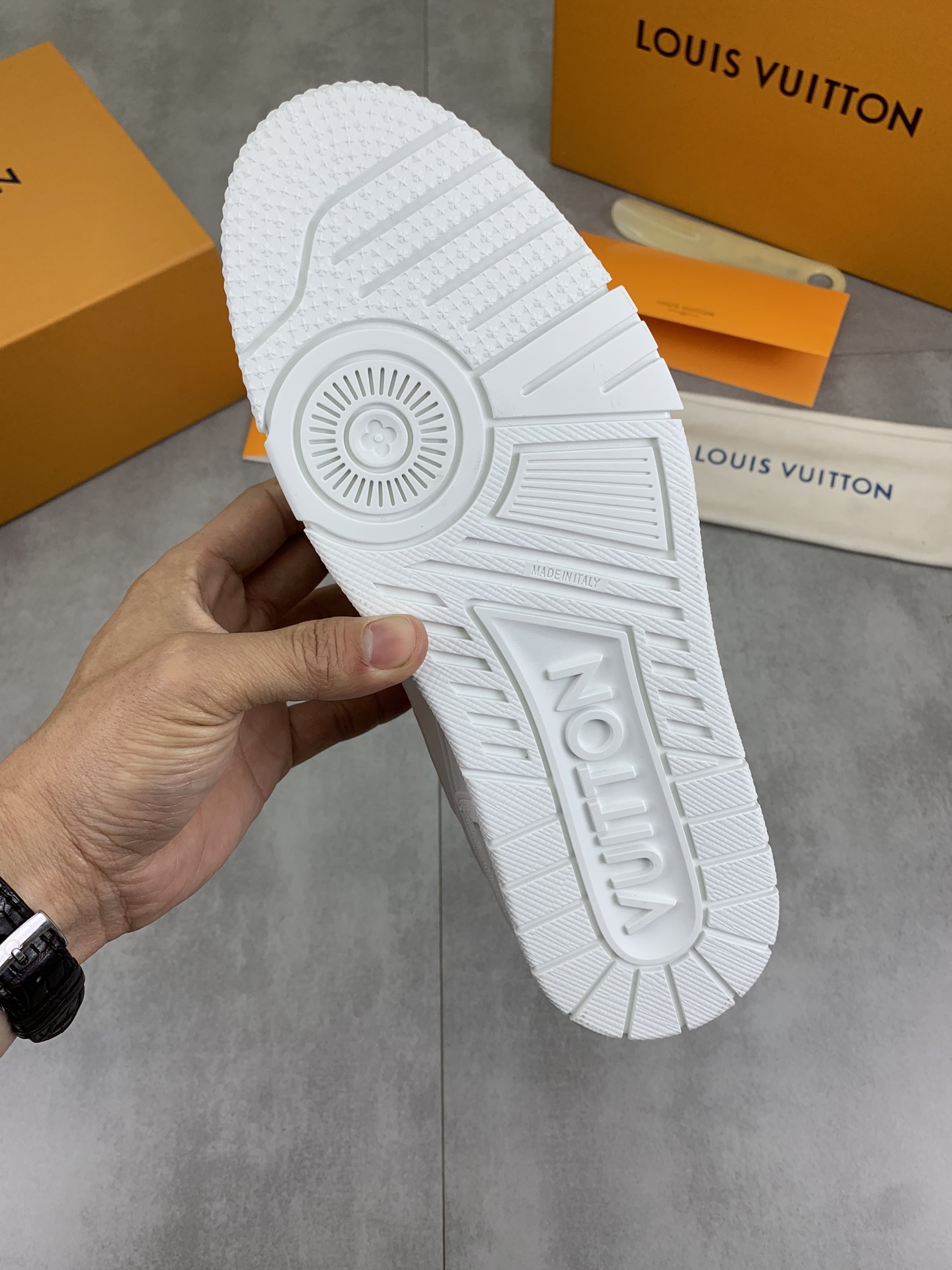 LVShoes