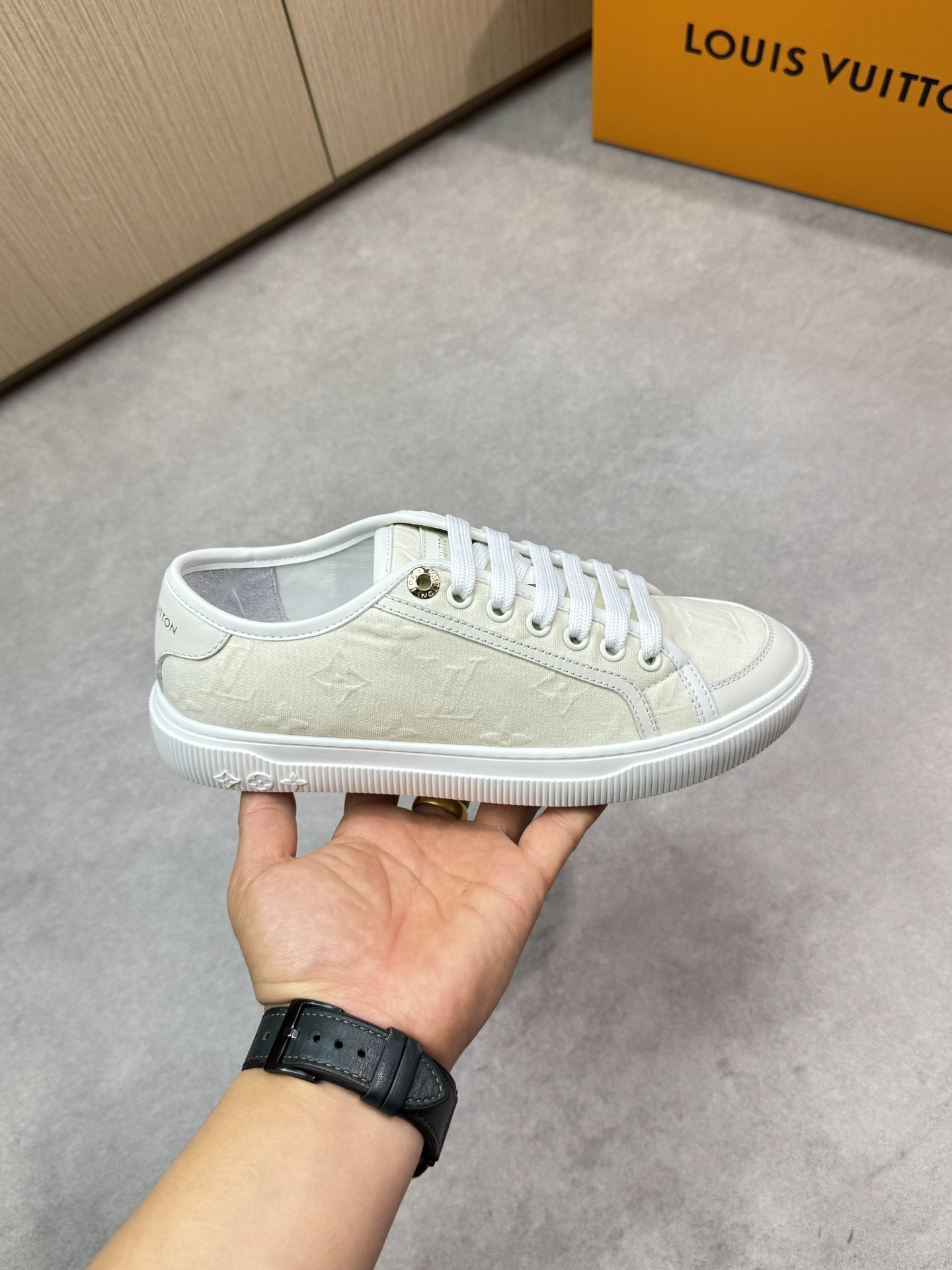 LVShoes