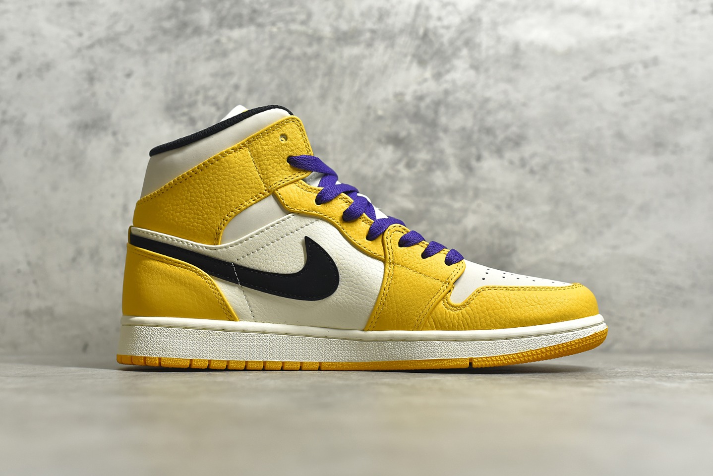 AirJordan1MidSHOES