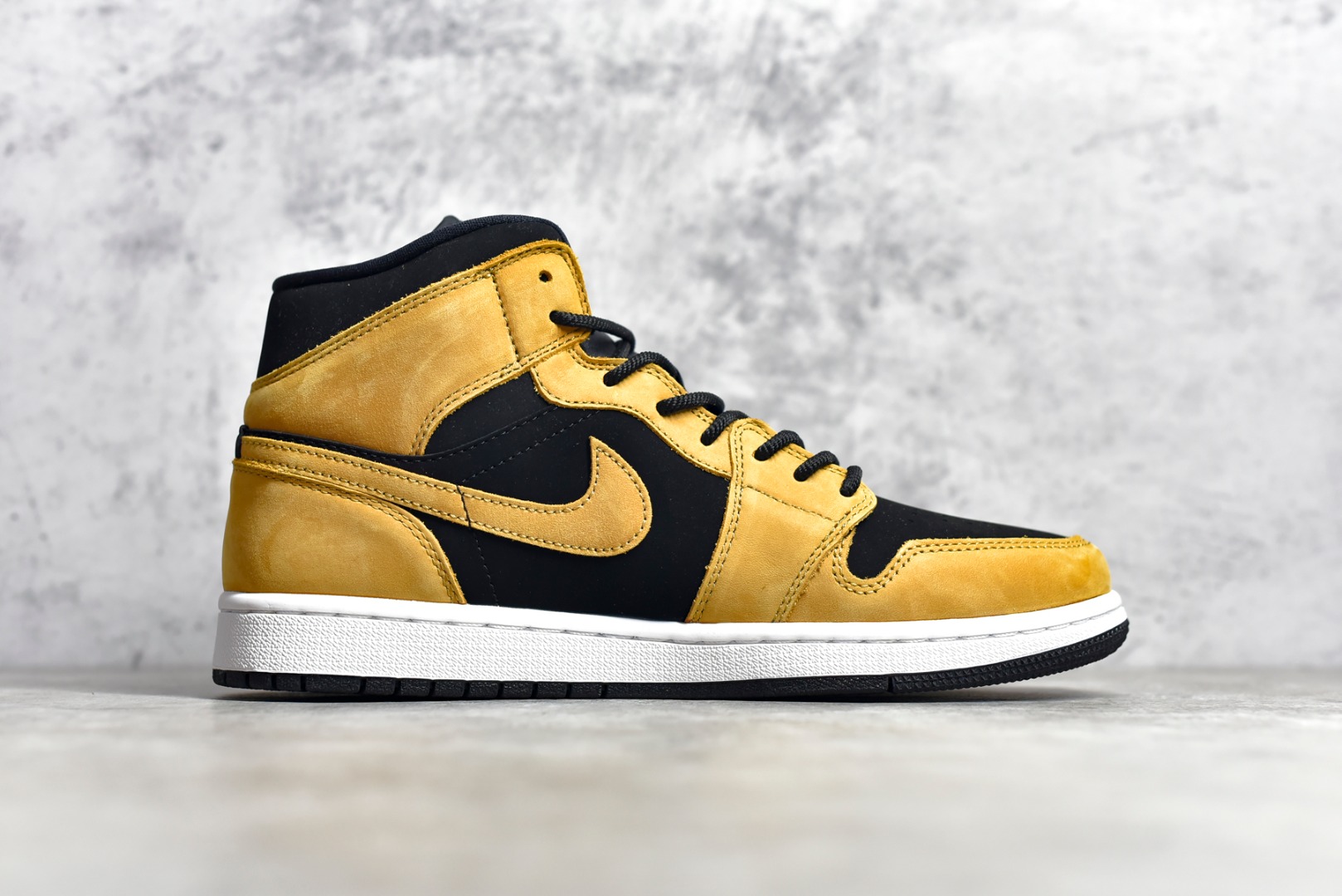 AirJordan1MidSHOES