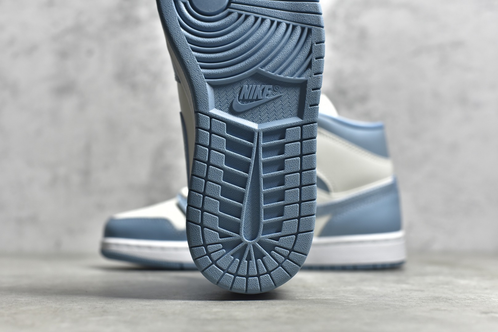 AirJordan1MidSHOES