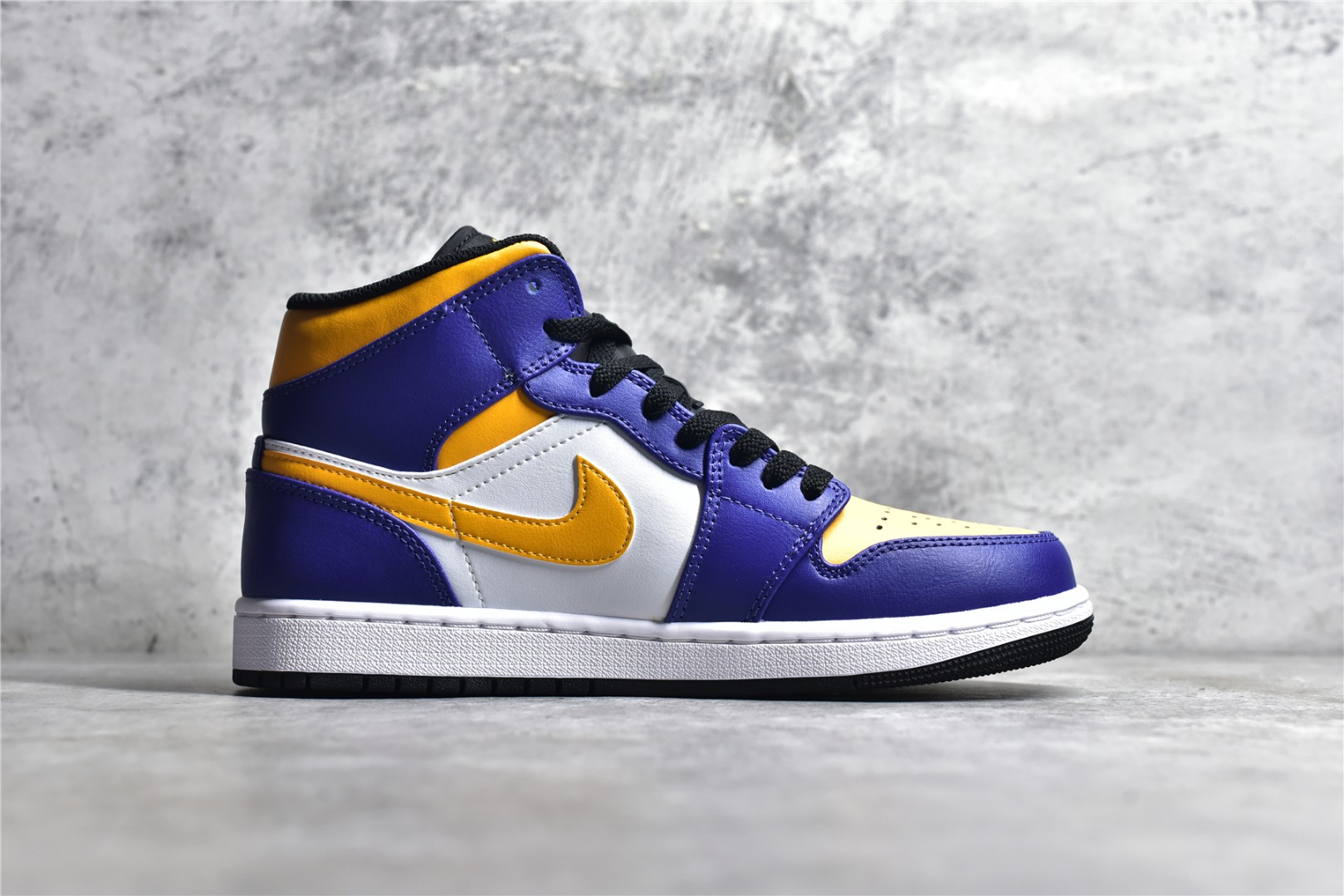 AirJordan1MidSHOES